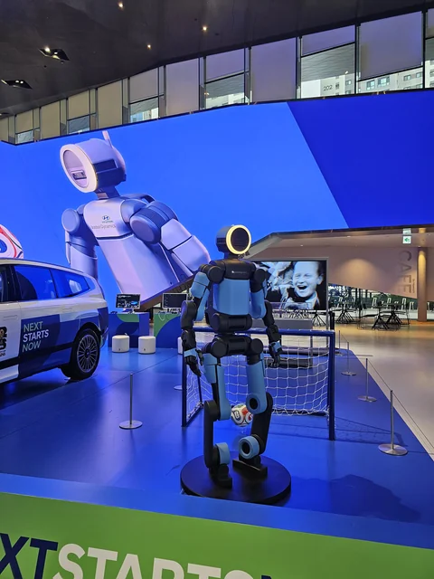 Electric Atlas humanoid on display at Hyundai Motorstudio Goyang